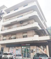 BARCELLONA: COMODO TRE VANI OLTRE BALCONI ZONA NASARI in Vendita